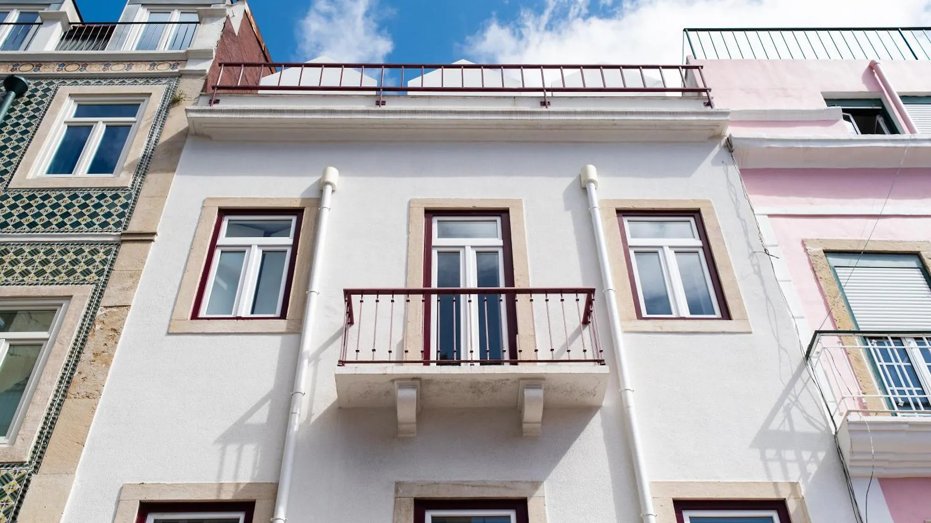 Amaro II - Sleek 2 Bedroom Apartment In Alcantara Lisboa Portugal